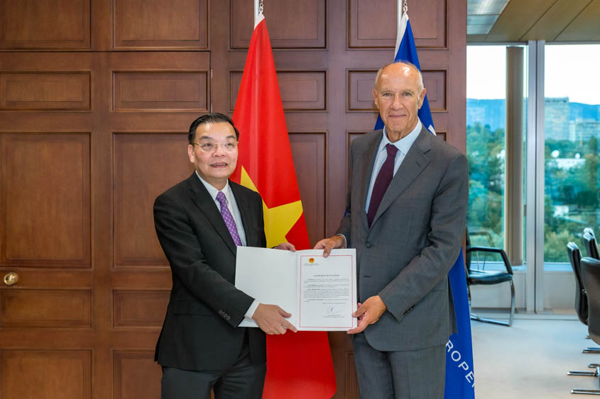 Viet Nam’s Minister for Science and Technology Chu Ngoc Anh hands over the accession document to WIPO Director General Francis Gurry. Viet Nam’s Minister for Science and Technology Chu Ngoc Anh hands over the accession document to WIPO Director General Francis Gurry.